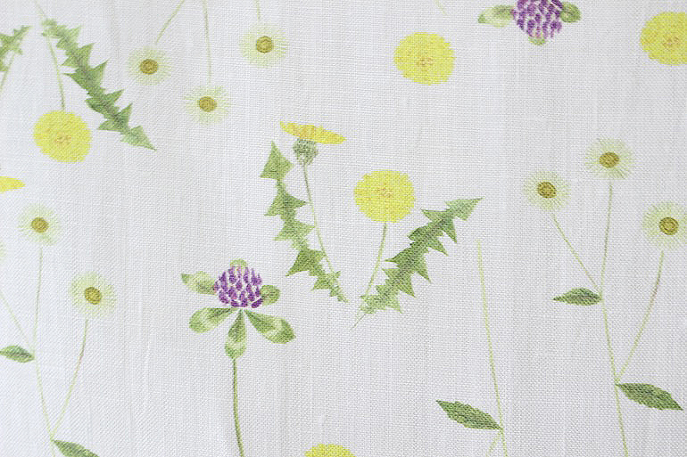 草むらの草花は